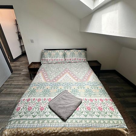 Town Center Willow Apartment - Sleeps Up To 10 - Dogs Welcome - 2 Minutes From Train Station ブラックプール エクステリア 写真
