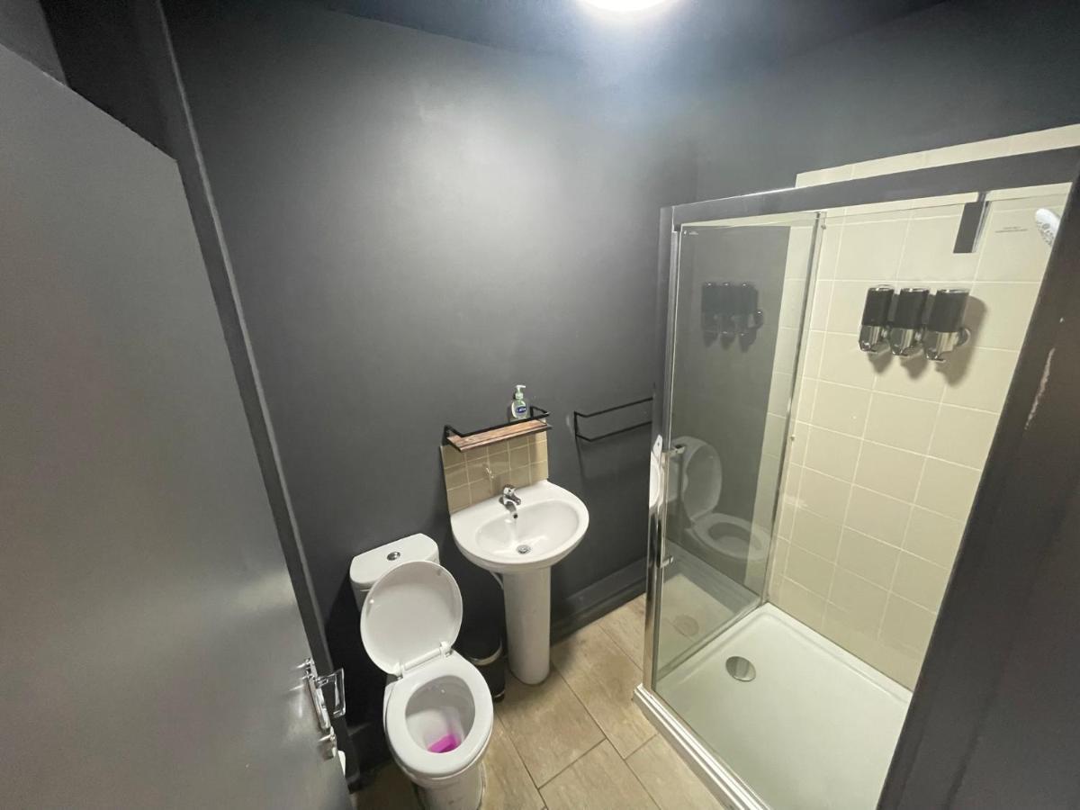 Town Center Willow Apartment - Sleeps Up To 10 - Dogs Welcome - 2 Minutes From Train Station ブラックプール エクステリア 写真