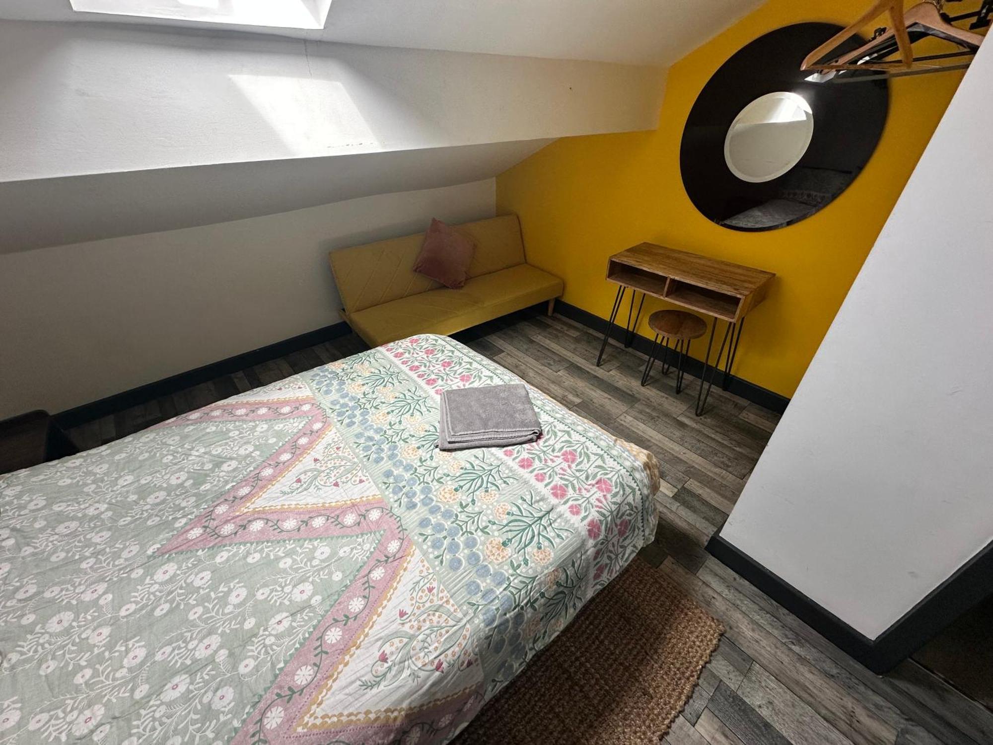 Town Center Willow Apartment - Sleeps Up To 10 - Dogs Welcome - 2 Minutes From Train Station ブラックプール エクステリア 写真