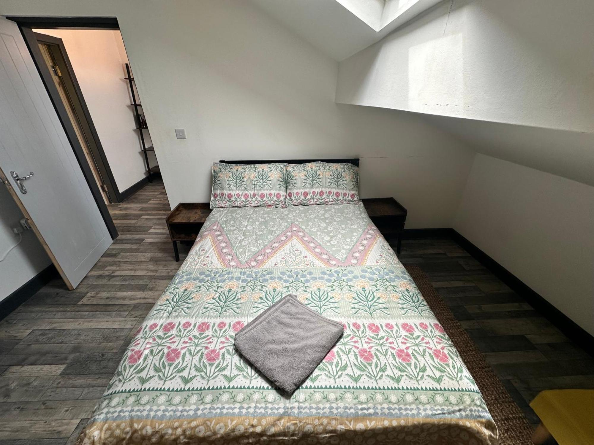 Town Center Willow Apartment - Sleeps Up To 10 - Dogs Welcome - 2 Minutes From Train Station ブラックプール エクステリア 写真