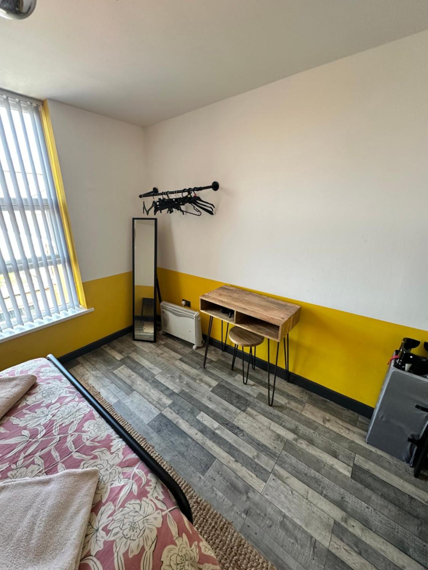 Town Center Willow Apartment - Sleeps Up To 10 - Dogs Welcome - 2 Minutes From Train Station ブラックプール エクステリア 写真