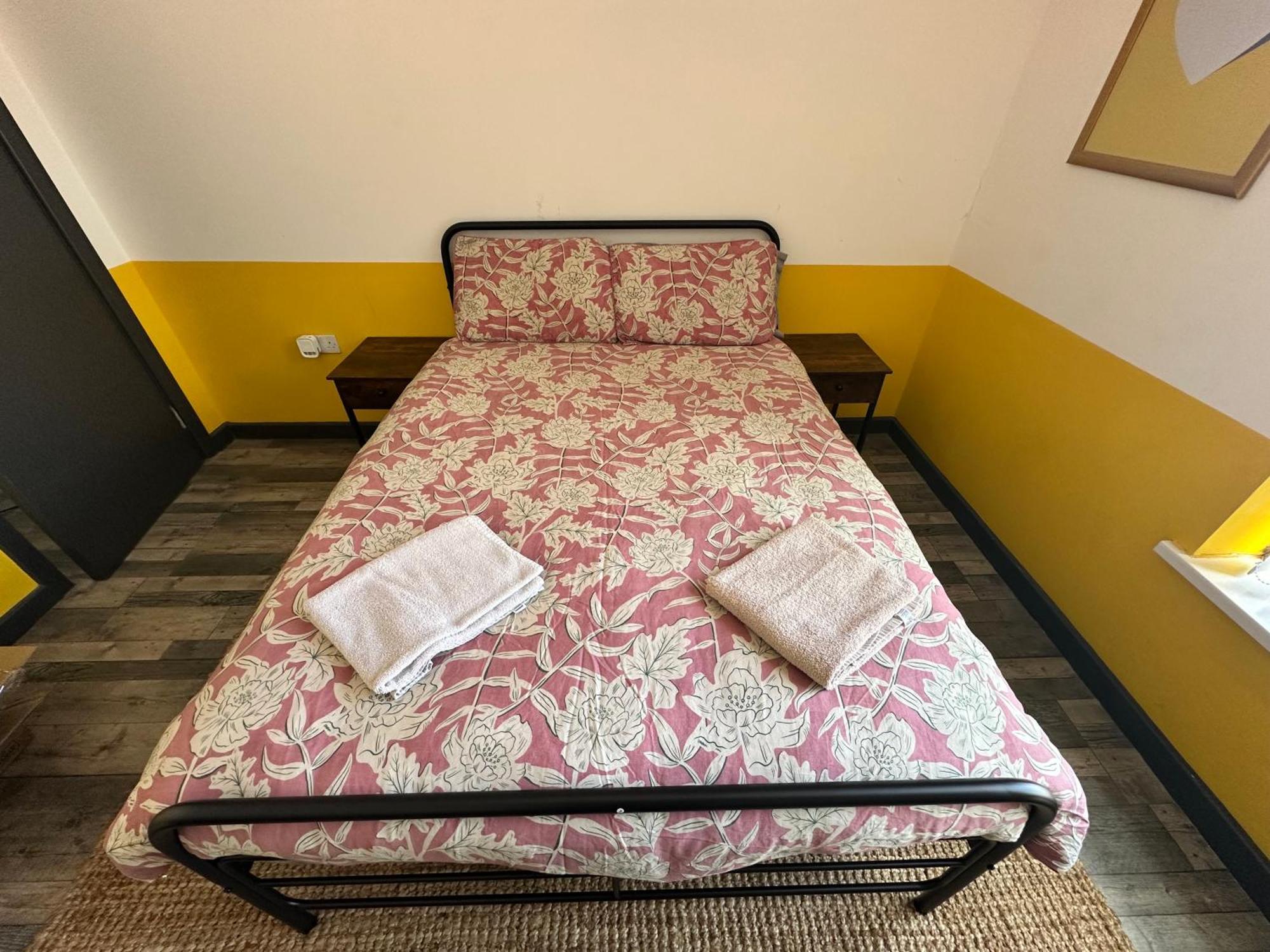 Town Center Willow Apartment - Sleeps Up To 10 - Dogs Welcome - 2 Minutes From Train Station ブラックプール エクステリア 写真