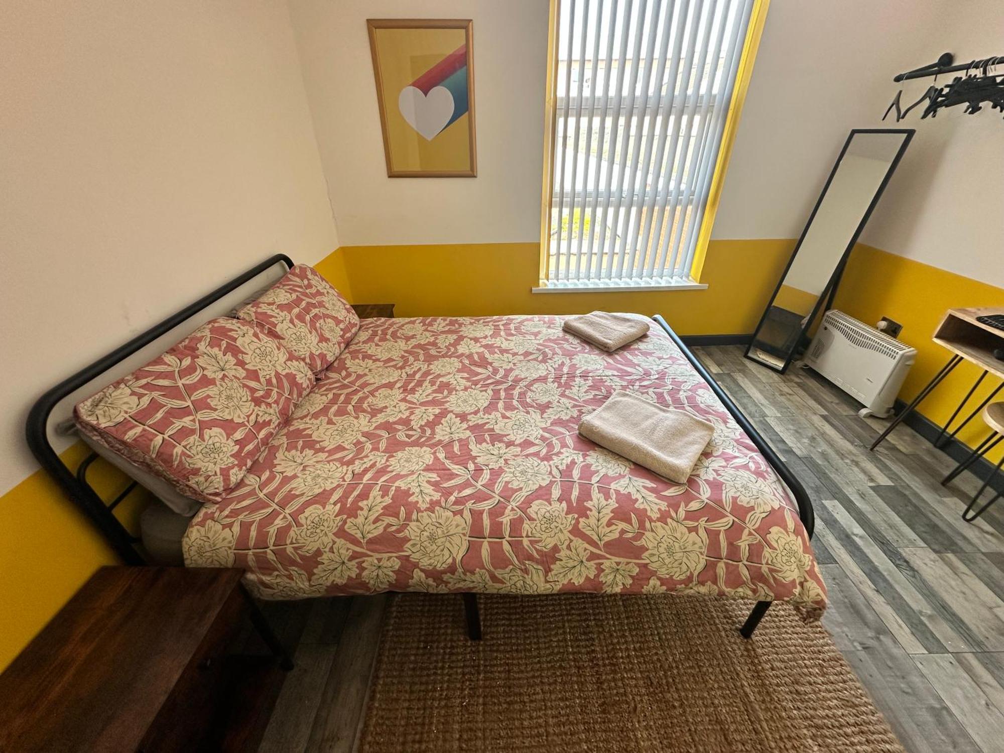 Town Center Willow Apartment - Sleeps Up To 10 - Dogs Welcome - 2 Minutes From Train Station ブラックプール エクステリア 写真