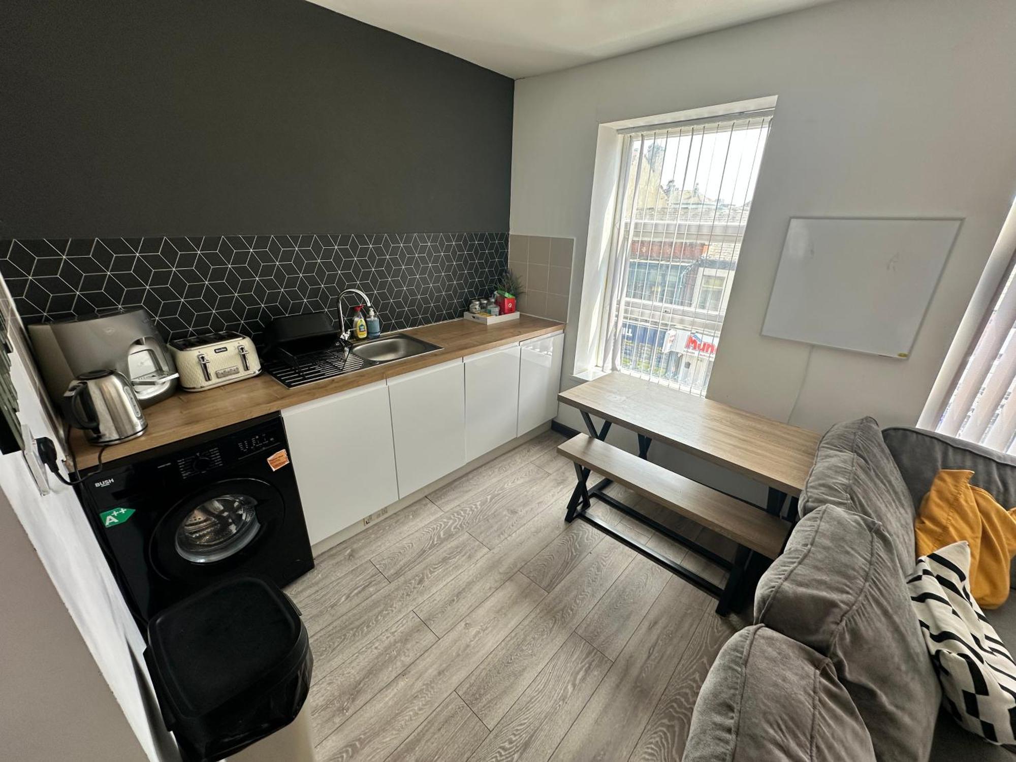 Town Center Willow Apartment - Sleeps Up To 10 - Dogs Welcome - 2 Minutes From Train Station ブラックプール エクステリア 写真