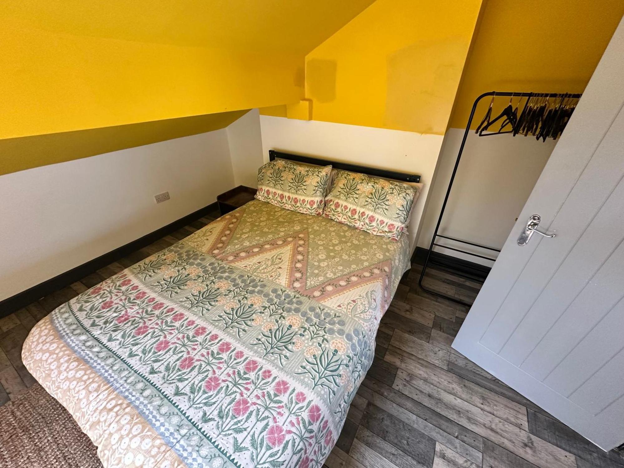Town Center Willow Apartment - Sleeps Up To 10 - Dogs Welcome - 2 Minutes From Train Station ブラックプール エクステリア 写真